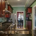Vacation 5 Mins To Down Town 2 Bedrooms 2 Baths Garden Area Hot Tub *