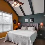 Vacation 5 Mins To Down Town 2 Bedrooms 2 Baths Garden Area Hot Tub Holiday home Nashville