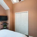 Vacation 5 Mins To Down Town 2 Bedrooms 2 Baths Garden Area Hot Tub