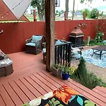 Vacation 5 Mins To Down Town 2 Bedrooms 2 Baths Garden Area Hot Tub Holiday home