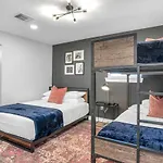 Walk To Downtown Broadway With Pool, Free Parking, And Gym * Nashville