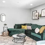 Apartment Walk To Downtown Broadway With Pool, Free Parking, And Gym *