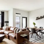 Stunning River View Walk To Downtown Rooftop Patio * Nashville