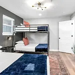 Walk To Downtown Broadway With Pool, Free Parking, And Gym Apartment *