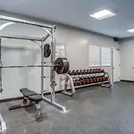 Walk To Downtown Broadway With Pool, Free Parking, And Gym * Nashville