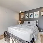 Nashville's Broadway: Your Spacious