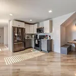 Nashville's Broadway: Your Spacious * Nashville