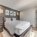 Nashville's Broadway: Your Spacious Holiday home