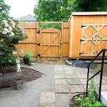 Peaceful Private Cottage, Walk To Park & 5 Mins To Downtown