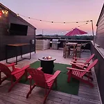 Holiday home Carrie Underwood's East Side Rooftop Game