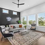 Holiday home Magnificent 4 Bedroom -w Balcony & Fireplace *
