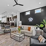 Magnificent 4 Bedroom -w Balcony & Fireplace Holiday home *
