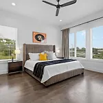 Holiday home Magnificent 4 Bedroom -w Balcony & Fireplace