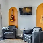 5 Mins To Belmont And Vandy, Rooftop Deck, Garage, 4 Bedroom With Rooftop And Grill, 10 Mins To Broadway, Perfect For Groups, 24 Hour Hospitality, Also Available For Long Term