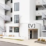Stunning River View Walk To Downtown Rooftop Patio Apartment Nashville