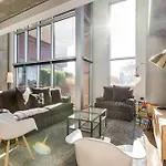Holiday home Artsy Chic 1br 30day Min With Wifi Ac Parking Tv Furnished Rooftop