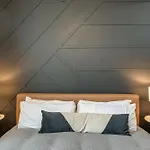 3 Luxury Loft Units - Mins To Broadway - Sleeps 15