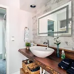 Walk To Broadway Charming Modern Historic Townhome Holiday home Nashville