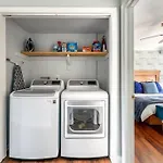 Holiday home Walk To Broadway Charming Modern Historic Townhome *