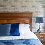 Walk To Broadway Charming Modern Historic Townhome Holiday home *