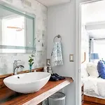 Walk To Broadway Charming Modern Historic Townhome *