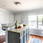 Holiday home Walk To Broadway Charming Modern Historic Townhome *