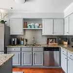 Walk To Broadway Charming Modern Historic Townhome Holiday home