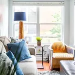 Walk To Broadway Charming Modern Historic Townhome Holiday home