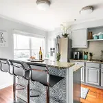 Walk To Broadway Charming Modern Historic Townhome