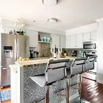 Walk To Broadway Charming Modern Historic Townhome *