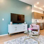 Stylish Downtown Condo W/ Pool & Parking