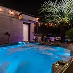 Rooftop Hot Tub & Game - 3 Miles To Downtown Holiday home