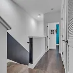Holiday home Rooftop Hot Tub & Game - 3 Miles To Downtown