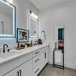 Rooftop Hot Tub & Game - 3 Miles To Downtown * Nashville