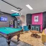Holiday home Rooftop Hot Tub & Game - 3 Miles To Downtown