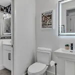 Rooftop Hot Tub & Game - 3 Miles To Downtown Holiday home
