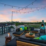 Holiday home Rooftop Hot Tub & Game - 3 Miles To Downtown Nashville