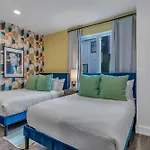 Holiday home Rooftop Hot Tub & Game - 3 Miles To Downtown