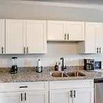 Modern Condo: 5 Mi To Downtown! Holiday home Nashville