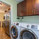 Holiday home 3 Bedroom Only 3 Miles From Downtown *