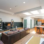 2 Chic Lofts Right On Broadway Strip Sleeps 10