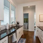Holiday home Relaxing In East Nash Walk To Shops And Cafes
