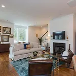 Relaxing In East Nash Walk To Shops And Cafes Holiday home *