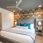 Holiday home Fabulous Location Walk To Food & Bars Roof Deck *