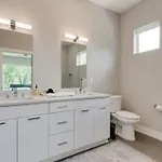 Apartment Spacious 2bd-close To Everything *