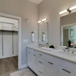 Apartment Spacious 2bd-close To Everything *