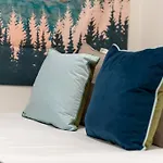 Apartment Chic Condo, 2mi To Downtown, Sleeps 8, By Geodis *