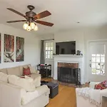 Holiday home Golf Views, Porch Vibes, 3mi To Broadway!