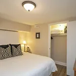 Holiday home Golf Views, Porch Vibes, 3mi To Broadway! *