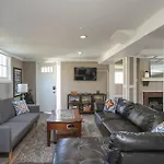 Golf Views, Porch Vibes, 3mi To Broadway! *